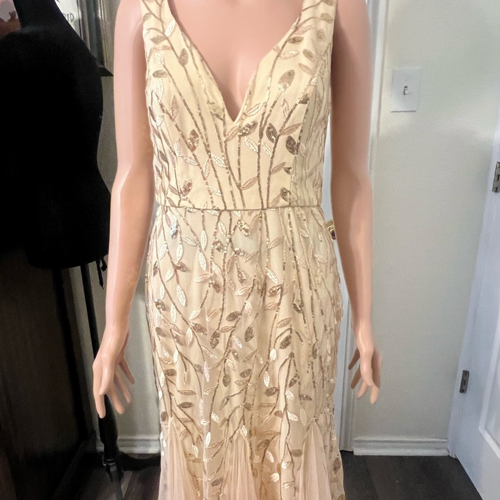 Elegant Gold Sequin V-Neck Evening Gown - Picture 3 of 5